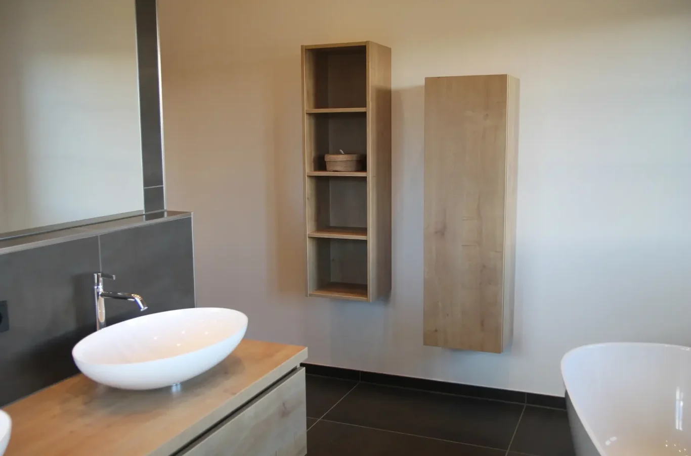 Modernes Bad mit Waschbecken und 2 Wandschränken